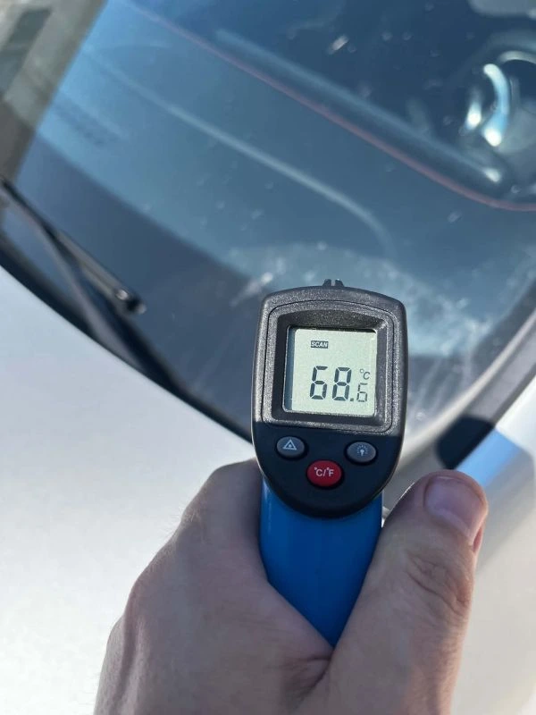 Szélvédő hőmérséklet mérése nyáron infravörös hőmérővel (68,6 °C)